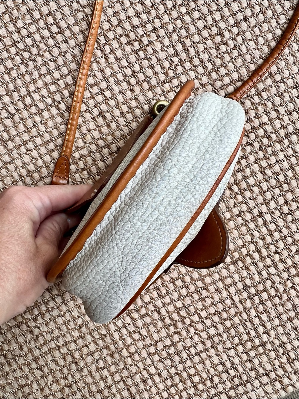 🦆Vintage Dooney & Bourke USA Mini All-Weather Leather White Tan Crossbody Bag - Picture 3 of 9